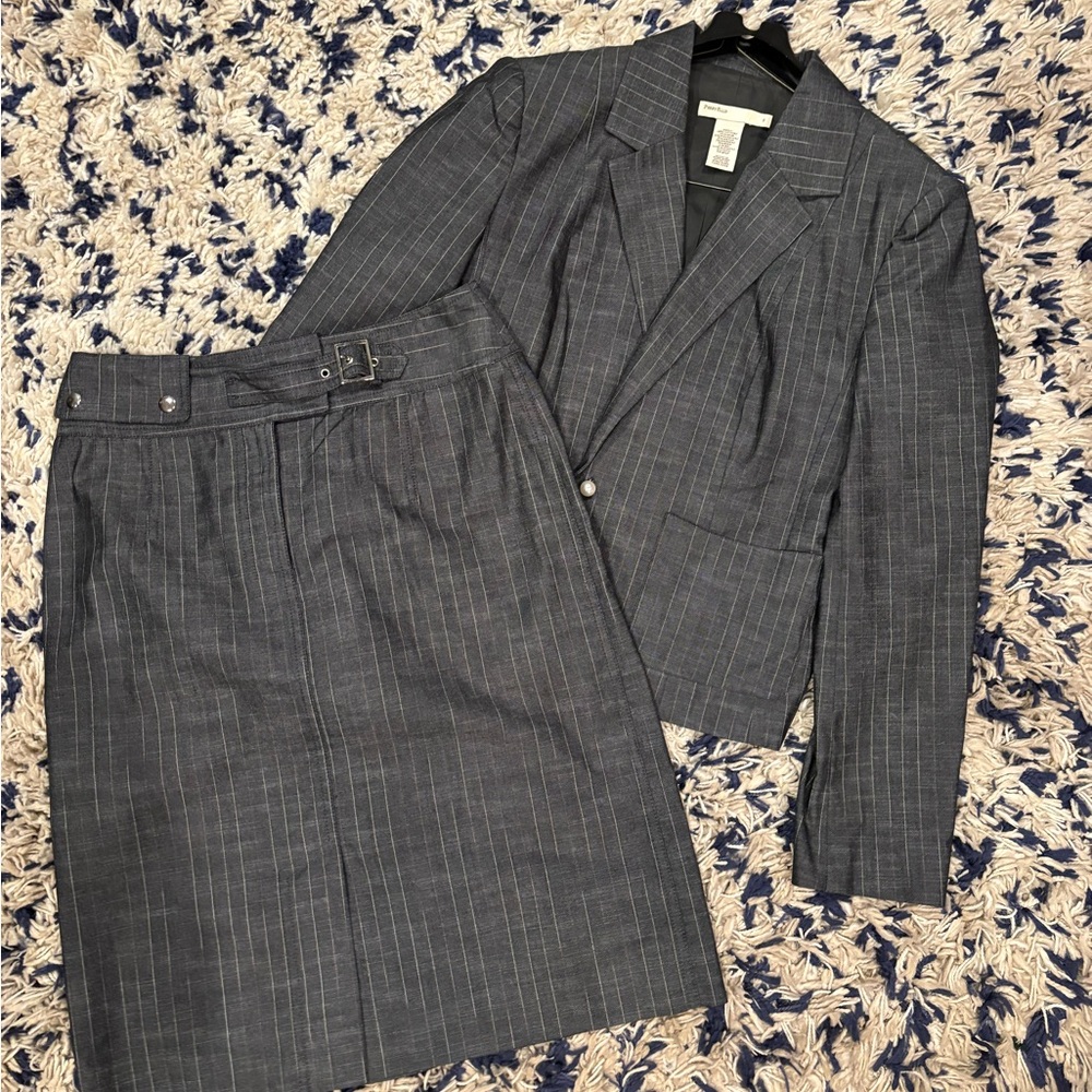 Womenâs Perry Ellis Gray Pinstripe Skirt Suit Set -8 Blazer And 6 Skirt